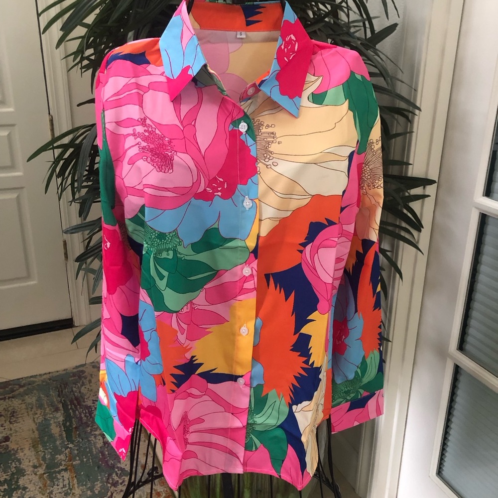 🩷🧡💚💙 Colorful Floral Button-Up Blouse.